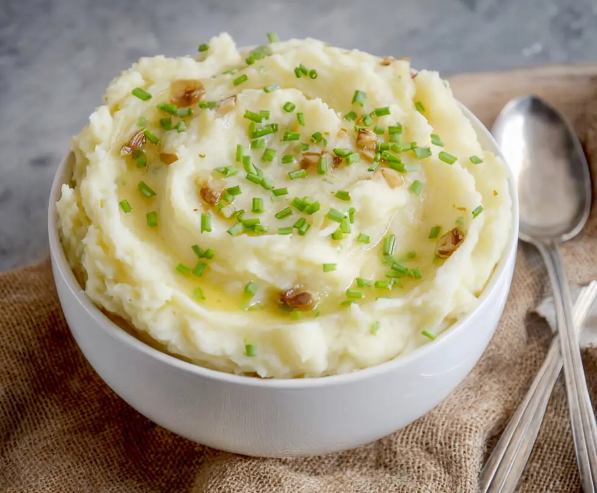 Creamy Whole30 mashed potatoes made with fresh, wholesome ingredients.